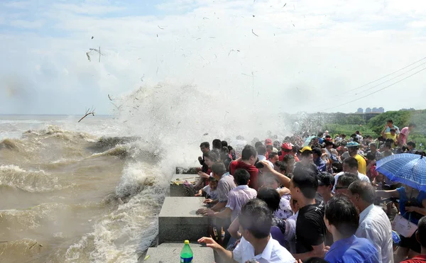 Visitatori Residenti Locali Corrono Come Onde Una Marea Ondata Passato — Foto Stock