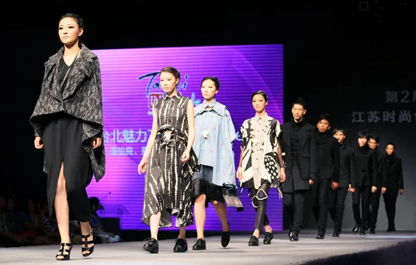 Yeni Kreasyonlar Taipei Style Defile Için Modelleri Geçit Töreni Sırasında — Stok fotoğraf