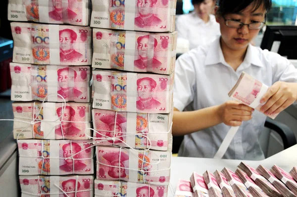 Impiegato Cinese Conta Fatture Rmb Renminbi Yuan Una Cooperativa Credito — Foto Stock