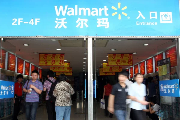 Compradores Frequentam Supermercado Wal Mart Walmart Xangai China Maio 2011 — Fotografia de Stock