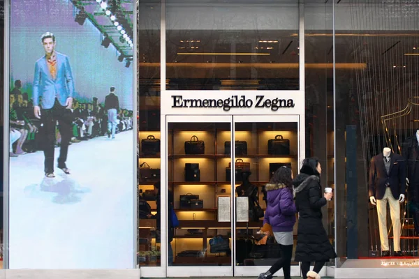 Китайські Жінки Ходять Повз Флагманський Магазин Ermenegildo Zegna Шанхай Китай — стокове фото