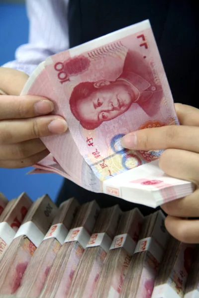 Impiegato Cinese Conta Banconote Rmb Renminbi Yuan Presso Una Banca — Foto Stock