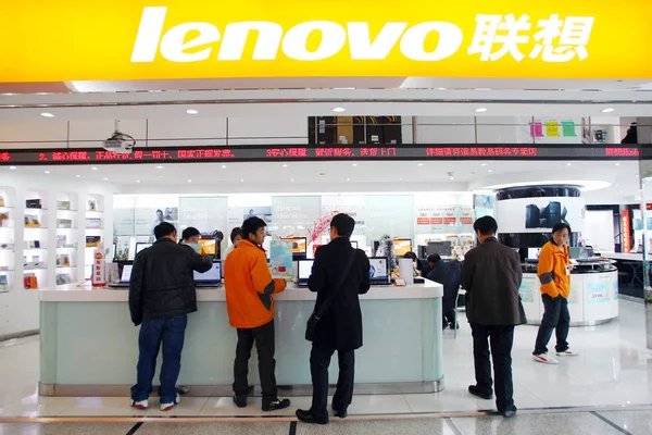 Chinesische Kunden Kaufen Computer Einem Franchise Geschäft Von Lenovo Shanghai — Stockfoto