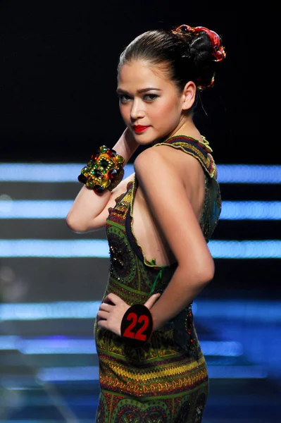 Een Model Dragen Van Kleding Met Chinese Elementen Pose Het — Stockfoto
