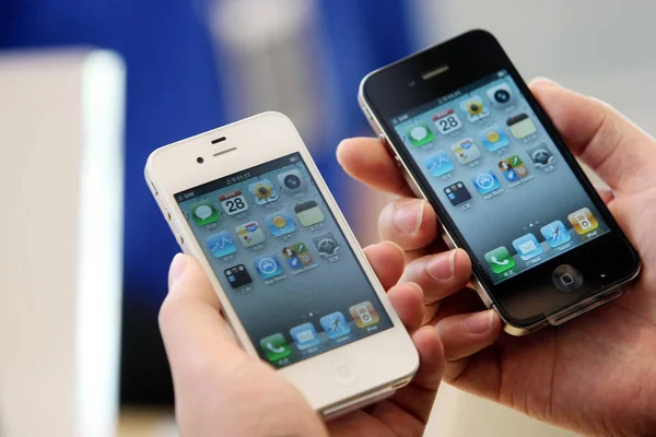 Comprador Muestra Sus Teléfonos Inteligentes Iphone Blanco Negro Una Apple —  Fotos de Stock