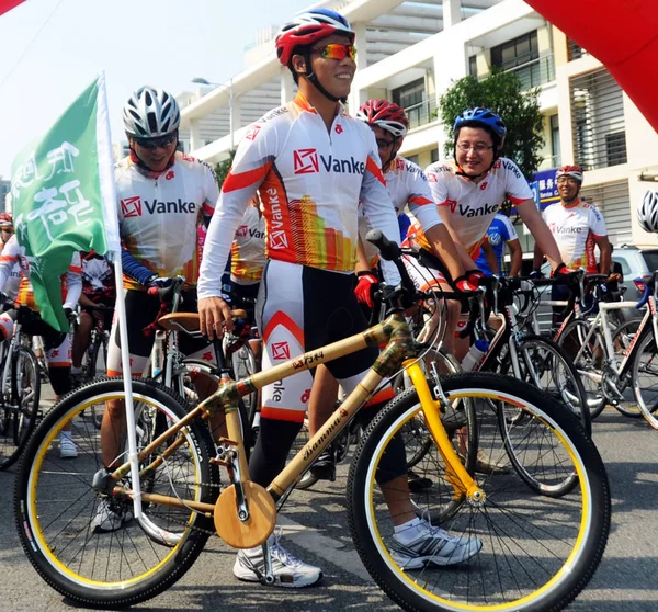 Ciclista Chino Empuja Una Bicicleta Bambú Más Allá Otras Durante — Foto de Stock