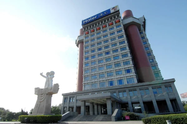 Näkymä Päärakennukseen Haier Groupin Pääkonttorissa Qingdaon Kaupungissa East Chinas Shandongin — kuvapankkivalokuva