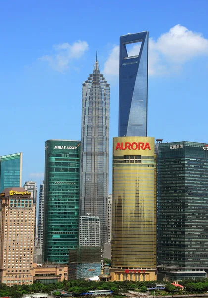 金茂タワー 上海世界金融センターと他の高層ビル 2011 浦東の陸家嘴金融地区の高層事務所ビルのビュー — ストック写真