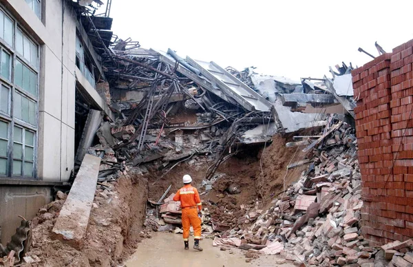 Rescatador Para Frente Los Escombros Taller Devastado Por Deslizamiento Tierra —  Fotos de Stock