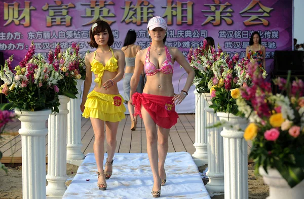 Fiatal Kínai Nők Visel Bikini Fürdőruha Felvonulás Alatt Egy Üzletember — Stock Fotó