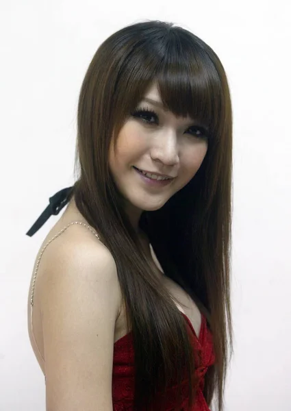 2010年2月2日 在台湾台北举行的电视节目拍摄会上 台湾变性模特刘阿莉西亚 刘迅艾 摆姿势拍照 — 图库照片