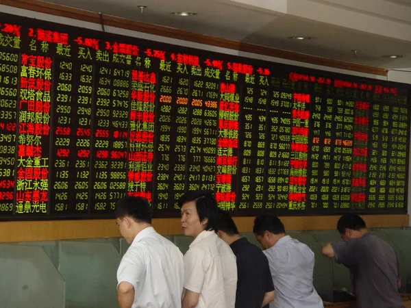 Китайские Инвесторы Смотрят Цены Акций Зеленые Падение Цен Брокерской Компании — стоковое фото
