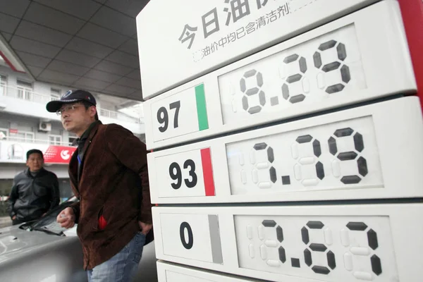 Chinesische Autofahrer Gehen Einem Schild Mit Den Kraftstoffpreisen Einer Tankstelle — Stockfoto