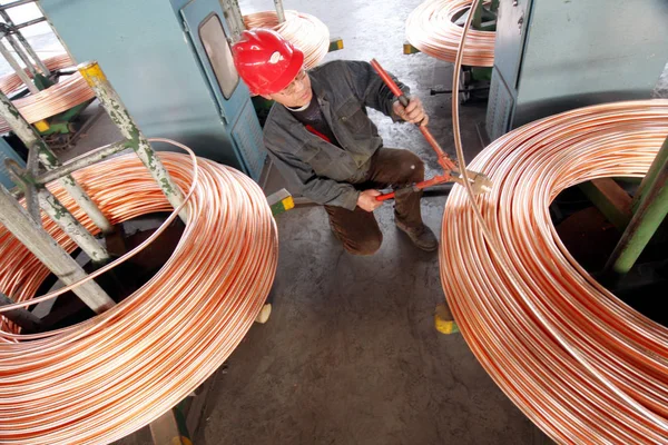 Een Chinese Werknemer Hijsbanden Van Koperen Buizen Een Fabriek Van — Stockfoto