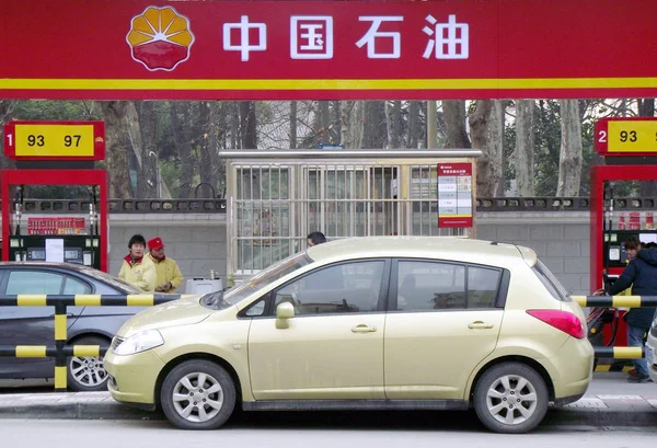 Carros Estão Sendo Reabastecidos Posto Gasolina Cnpc China National Petroleum — Fotografia de Stock