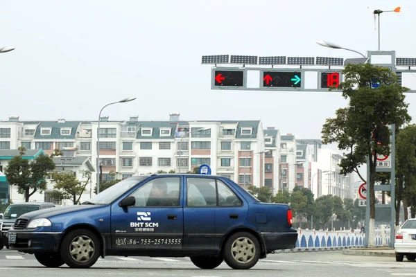 Samochody Przechodzą Przez Światła Słoneczne Drodze Suzhou Miasta Wschód Chinas — Zdjęcie stockowe