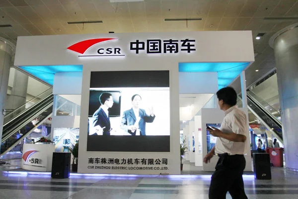 Besökare Går Förbi Ett Stativ Csr Corporation Mässa Wuhan Centrala — Stockfoto