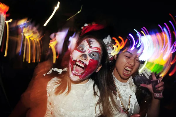 2011年10月14日 在广东省深圳市欢乐谷 一名身着鬼装 身着鬼妆的年轻女子在万圣节和万圣节的活动中吓唬游客 — 图库照片