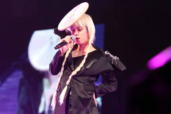 Учасник Групи Південнокорейських Поп Супер Junior Імітує Lady Gaga Концерті — стокове фото