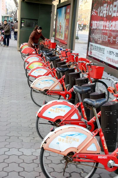 地元住民は杭州市の自転車サービスステーションで自転車を借りる 中国浙江省東部 2010年12月26日 — ストック写真
