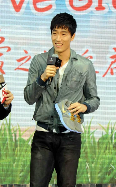 中国のスターハードラーLiu Xiangは 2011年10月31日 中国の上海で エイズによって最も大きな打撃を受けた雲南孤児に利益をもたらす2011年ゲーリープレーヤー招待のチャリティオークションに出席します — ストック写真