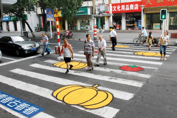 Des Résidents Locaux Traversent Passage Piétonnier Avec Des Peintures Citrouille — Photo