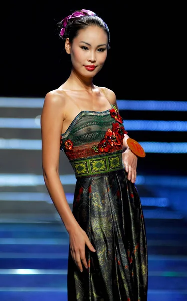 2011年9月5日在广西西南部南宁举行的第六届亚洲超级模特大赛中 一名穿中国元素服装的模特在舞台上摆姿势 — 图库照片