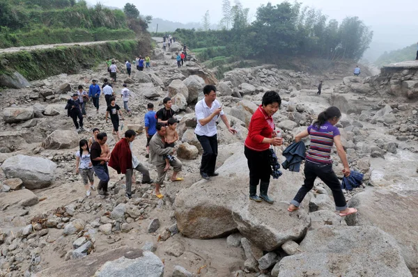 Helyi Falusiak Evakuálni Séta Pusztítás Okozta Mudslide Guanshan Faluban Zhanqiao — Stock Fotó