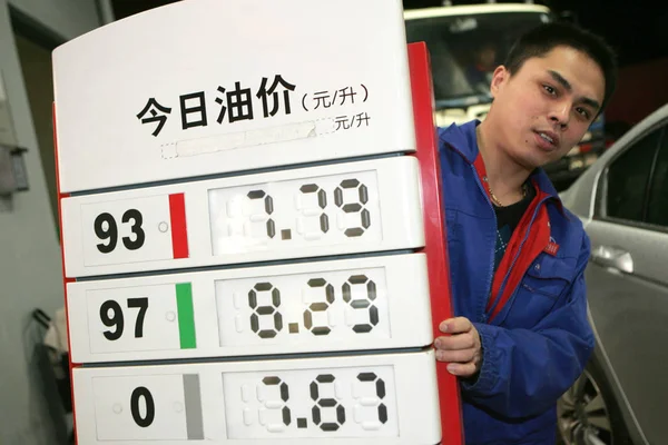 Trabalhador Chinês Atualiza Preços Dos Combustíveis Após Meia Noite Posto — Fotografia de Stock