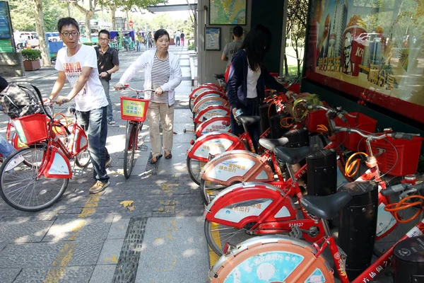 Les Résidents Locaux Les Touristes Louent Des Vélos Dans Une — Photo
