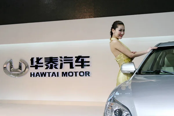 Model Poses Next Hawtai Car 14Th Shanghai International Automobile Industry — Stock Photo, Image