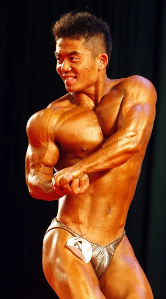 Concursante Muestra Sus Músculos Durante Concurso Invitacional Nacional Culturismo Fitness —  Fotos de Stock