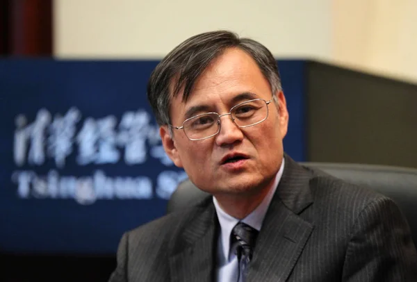 清華大学経済経営学部長のQian Yingyi氏は 2011年10月25日に中国 北京で開催された2011年清華経営グローバルフォーラムで講演を行う — ストック写真