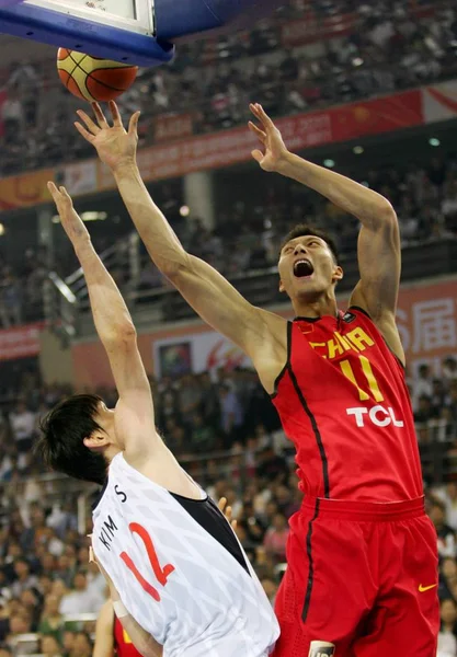 Jianlian Číny Střílí Míč Během Semifinále Mezi Čínou Jižní Koreou — Stock fotografie