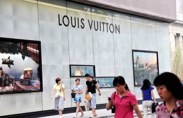 Residentes Locais Passam Por Uma Boutique Louis Vuitton Cidade Nanjing — Fotografia de Stock