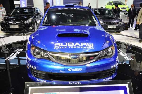 Visitantes Olham Para Carros Estande Subaru Durante 14Th Shanghai International — Fotografia de Stock