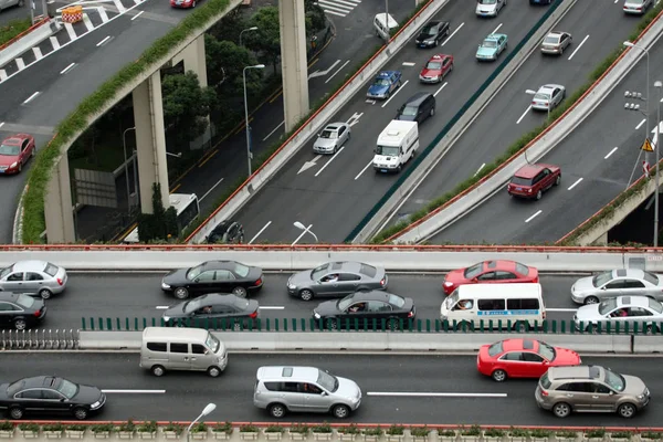 大衆車の移動ゆっくりと交通渋滞の高架にナショナルデーの前に最後の作業日で中国 上海市に 2011 — ストック写真