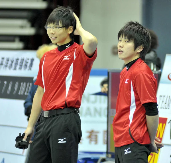 图为2011年11月20日在中国东部江苏省南京市举行的2011年太平洋 亚洲冰壶锦标赛期间 日本球员与新西兰的双轮番比赛 — 图库照片