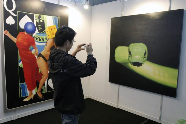 2010년 10월 베이징의 갤러리에서 중국인 남성이 그림을 — 스톡 사진