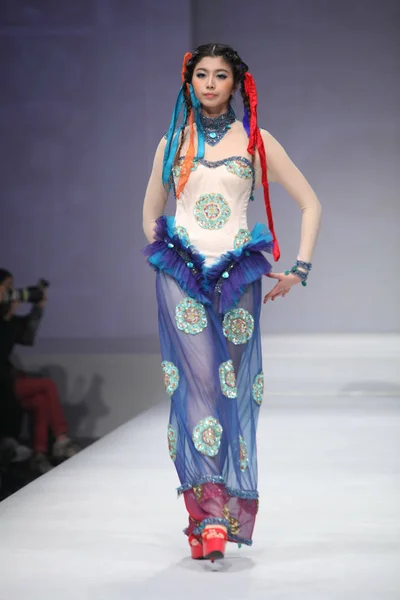 Sfilata Moda Qudingnan Alla China 2012 Spring Summer Fashion Week — Foto Stock