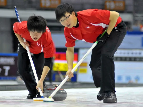 日本のプレイヤーは 2011 日東中国江蘇省 南京市にパシフィック アジア カーリング選手権 2011 中メンズの二重ラウンドロビン マッチ オーストラリア戦で競う — ストック写真