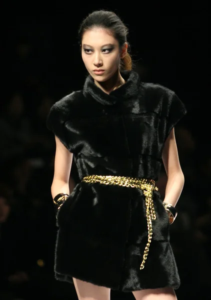 東明レザー着用コレクションのファッションショーで北京 中国のファッション週間秋 2011 2011 — ストック写真