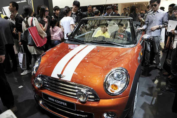 Los Visitantes Observan Mini Cooper 14ª Exposición Internacional Industria Automotriz — Foto de Stock