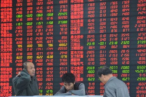中国の投資家を見て阜陽 東中国安徽省 2011 日の株式証券会社で株価 価格上昇の赤 — ストック写真
