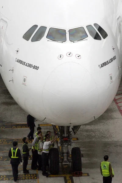 Tripulação Terrestre Verifique Jato Jumbo Airbus A380 Emirates Airlines Aeroporto — Fotografia de Stock