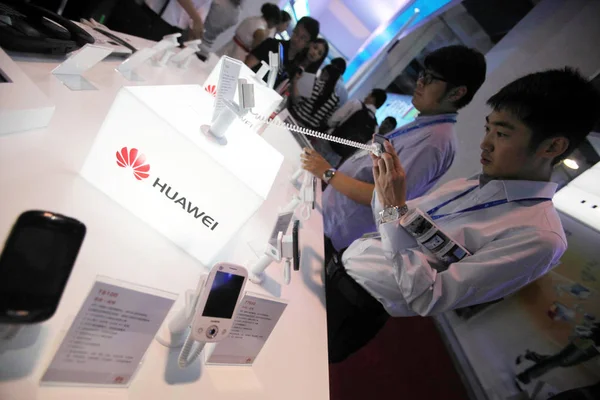 Visitatori File Provano Telefoni Cellulari Huawei Durante Expo Comm Cina — Foto Stock