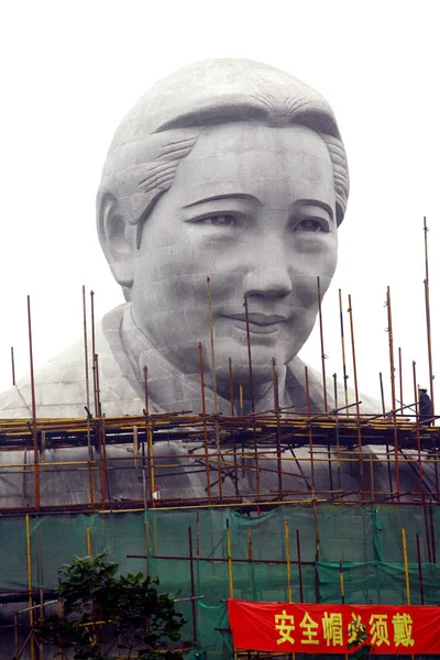 Trabalhadores Chineses Estão Construindo Uma Estátua Pedra Metros Altura Soong — Fotografia de Stock