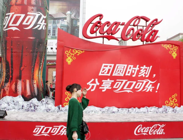 Een Lokale Inwoner Wandelingen Verleden Een Reclame Voor Coca Cola — Stockfoto