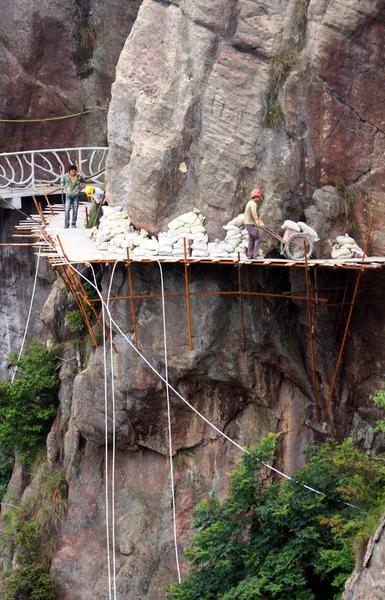 Trabajadores Camino Madera Construyen Una Carretera Acantilado Montaña Shifo Lugar — Foto de Stock