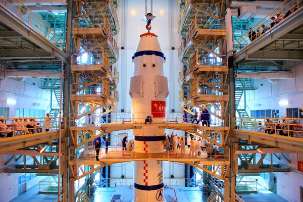 Lång Mars Carrier Raket Håller Att Monteras Den Slutliga Monteringen — Stockfoto